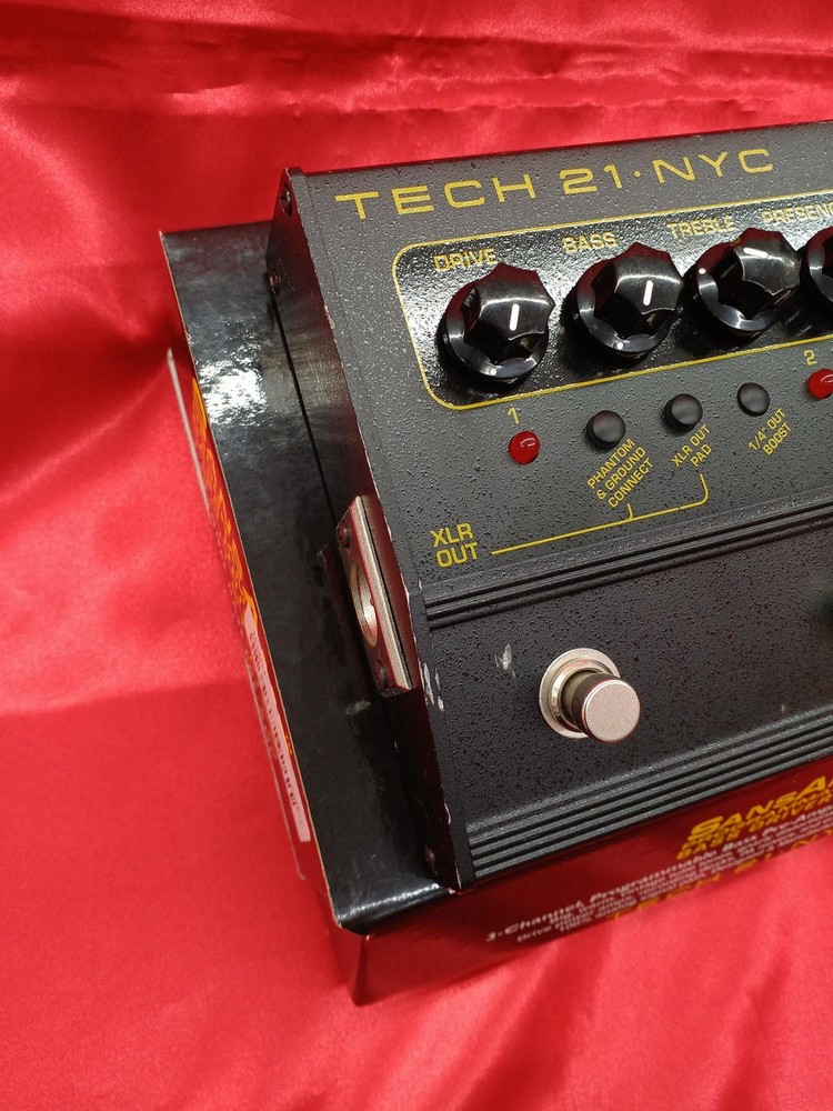 TECH 21 NYC SANS PROGRAMMABLE BASSDRIVE BASS prelifier