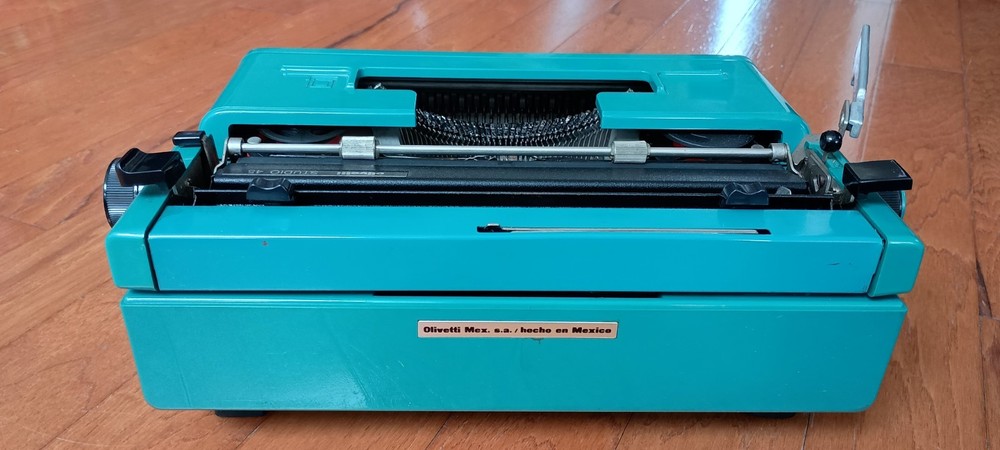 Olivetti Studio 45 Portable Manual Typewriter, Teal - INTERNATIONAL LAYOUT