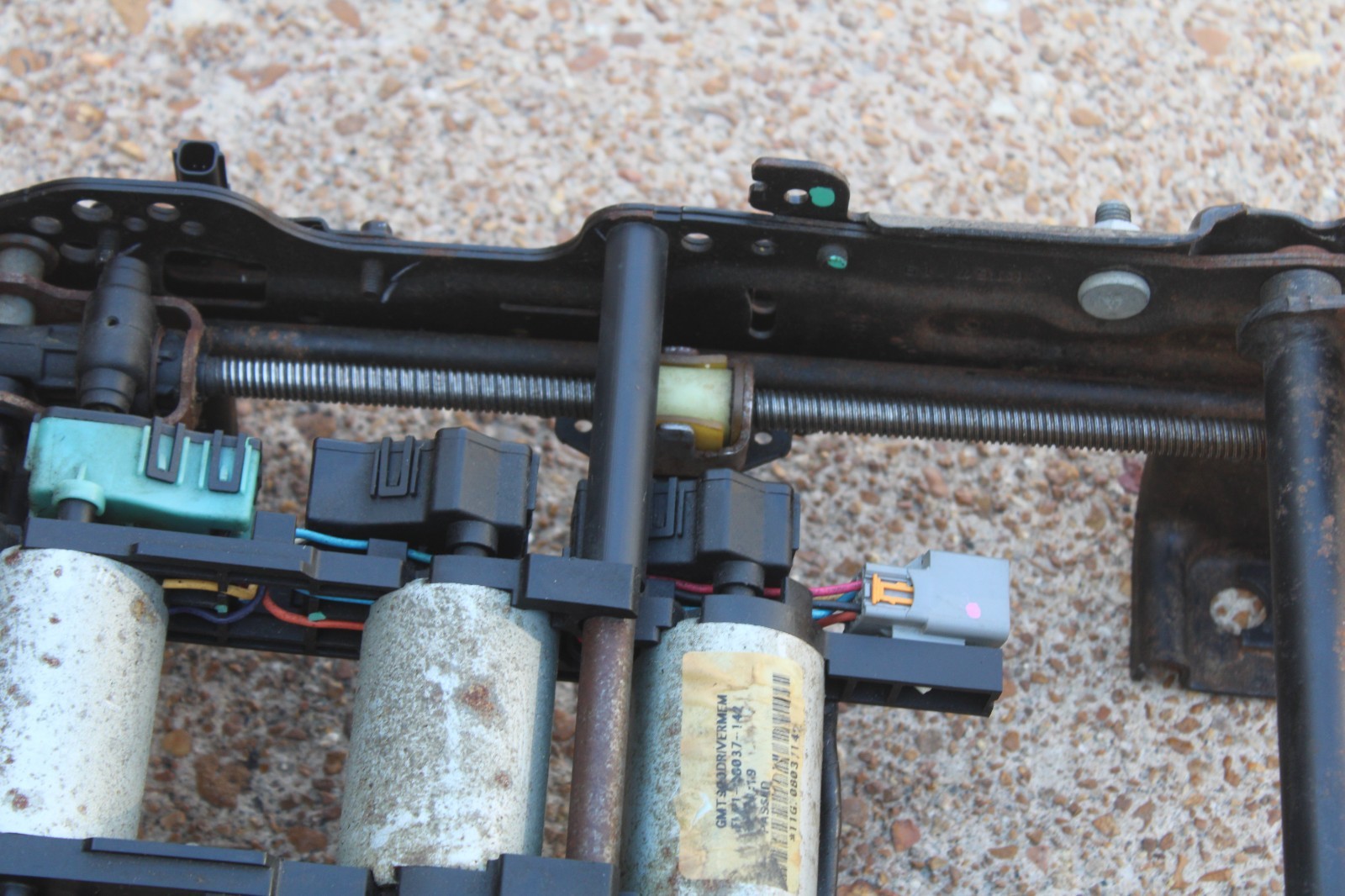 07-14 CHEVY TAHOE SUBURBAN YUKON DRIVER LEFT 2 PLUG POWER SEAT TRACK TAN TRIM