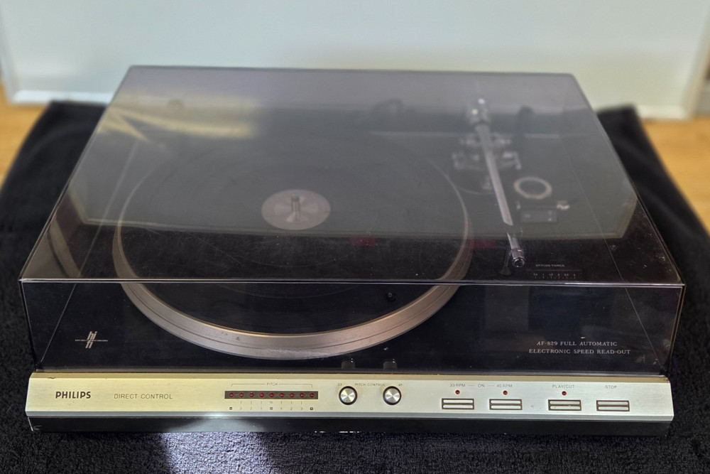 PHILIPS FULL AUTOMATIC TURNTABLE AF-829