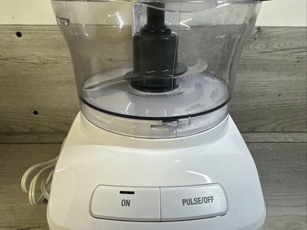 Cuisinart FP-7 FR 7-Cup Food Processor, White Excellent Condition.