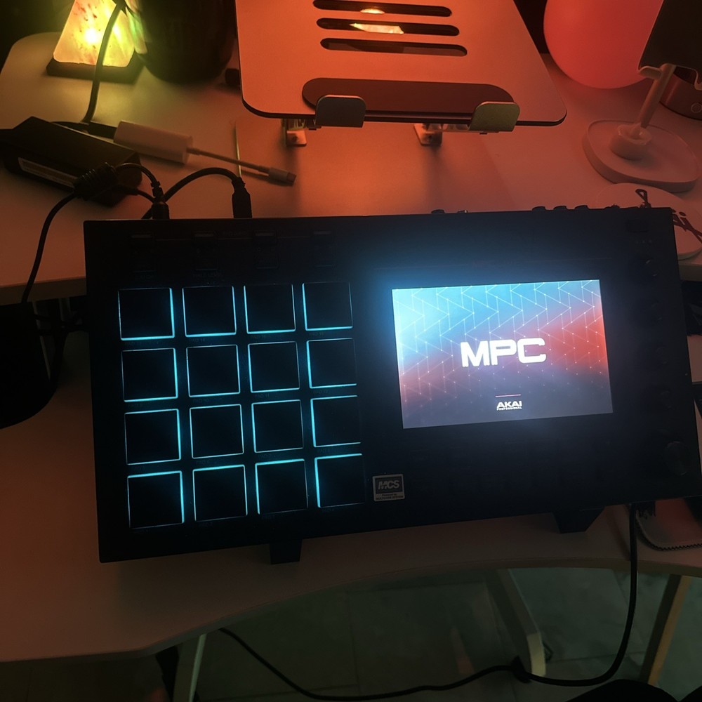 AKAI MPC LIVE GOOD CONDITION  SAMPLER WORK STATION GOOD CONDITION