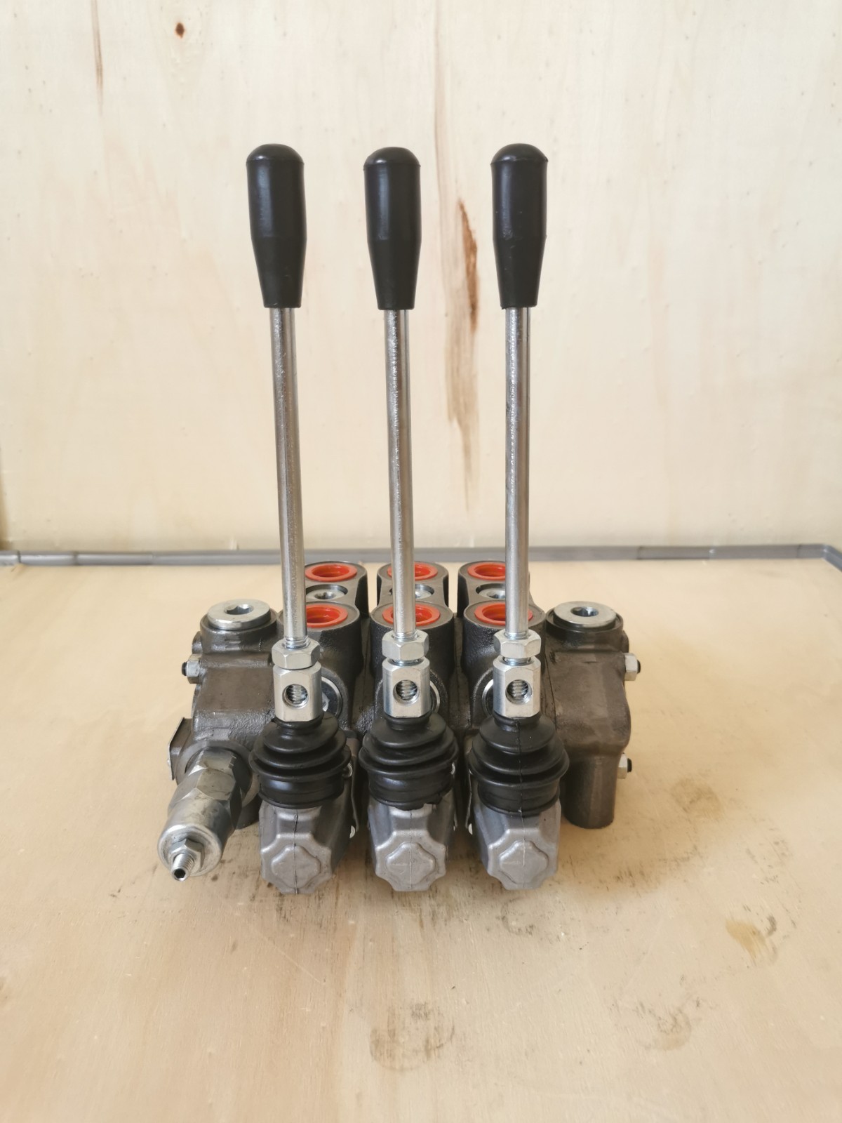 39,5 GPM (150L) Hydraulic Sectional Control Valve with 3 Levers, 1" BSP