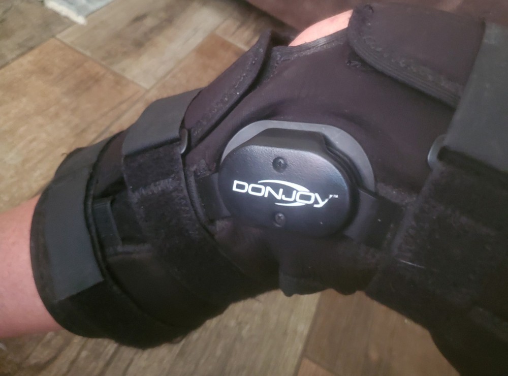 DonJoy Knee Rt. Brace Size LRG W/ Moveable Knee Joint
