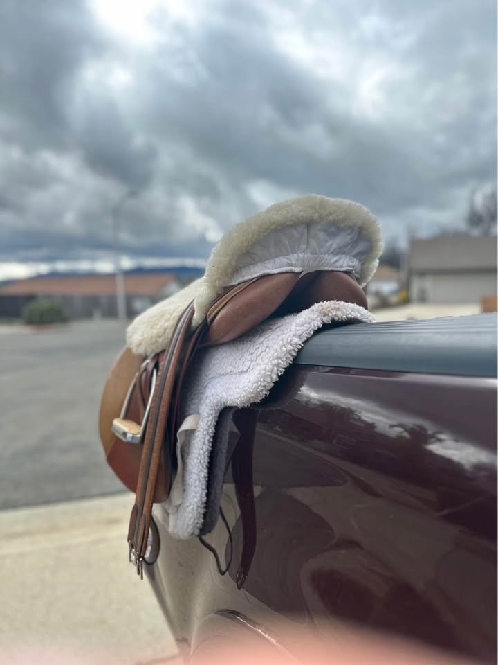 HDR close contact pro 16.5” jumping saddle with extras