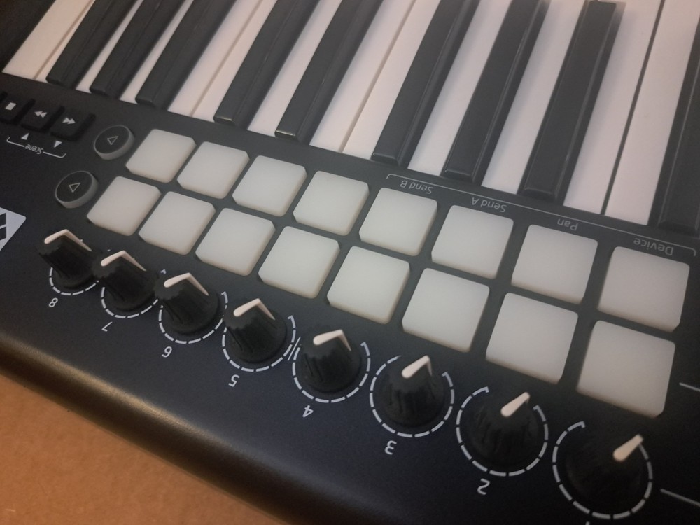 Novation Launchkey 25 MkII USB MIDI controller keyboard
