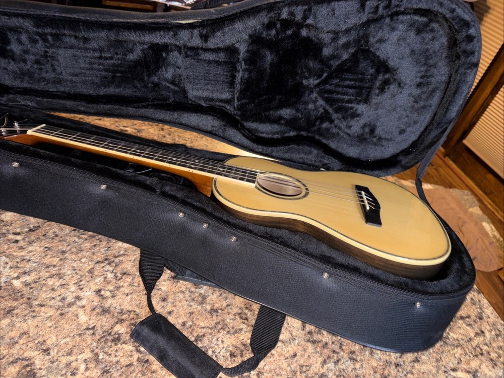Mitchell MUB70S Baritone Ukulele Natural Plus Black Carrying Case