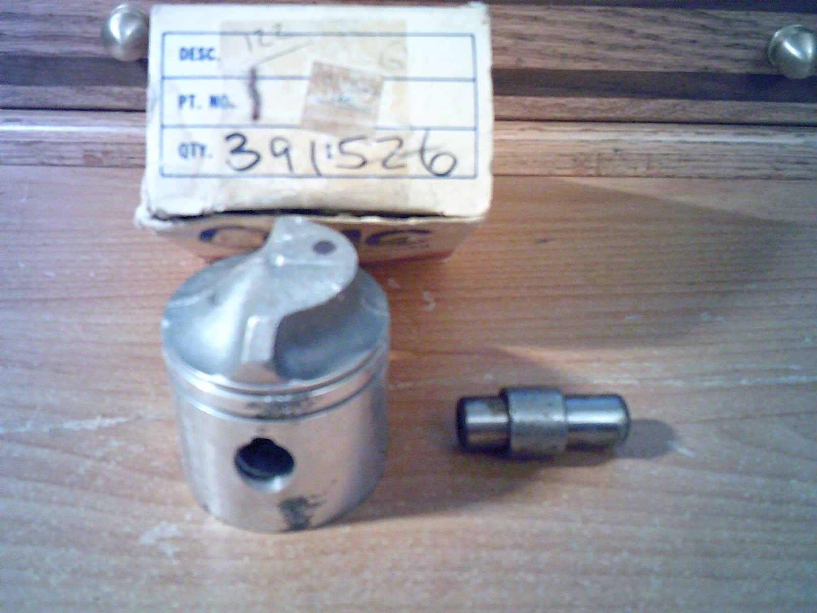 NEW OMC OEM Johnson / Evinrude PISTON / WRIST PIN WITH BEARING 391526 9.9/15 HP