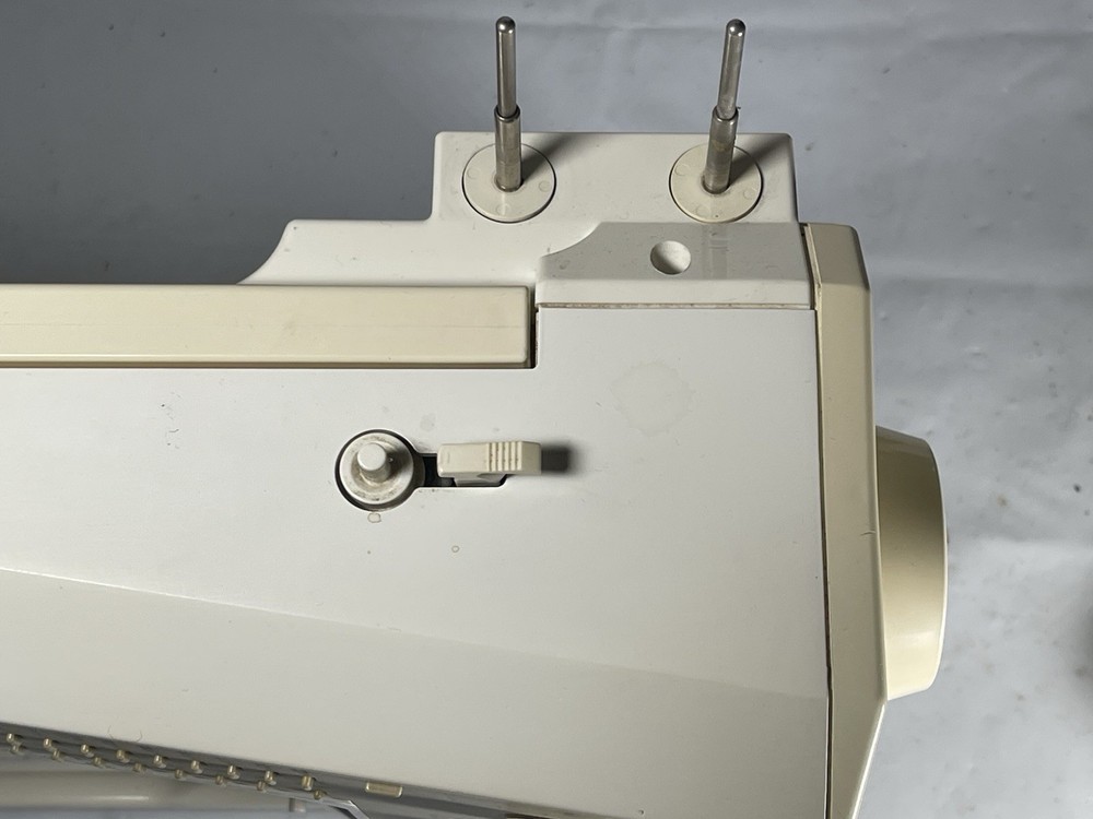 Bernina 1260 Sewing Machine READ