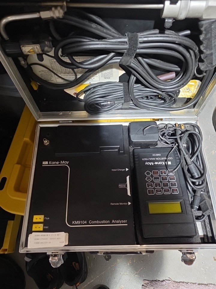 KM9104 COMBUSTION ANALYZER  Used