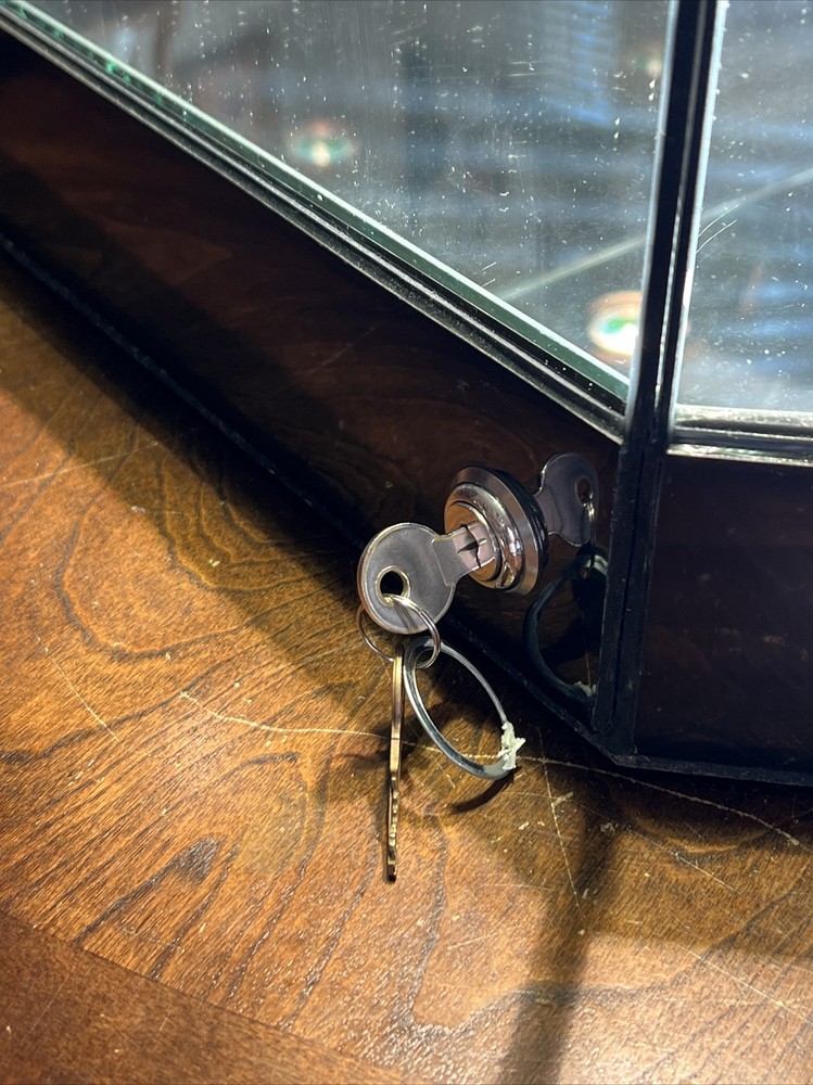 1990 HUMMEL STORE DISPLAY CASE, BEAUTIFUL SOLID CASE WITH 2 LOCKING DOORS