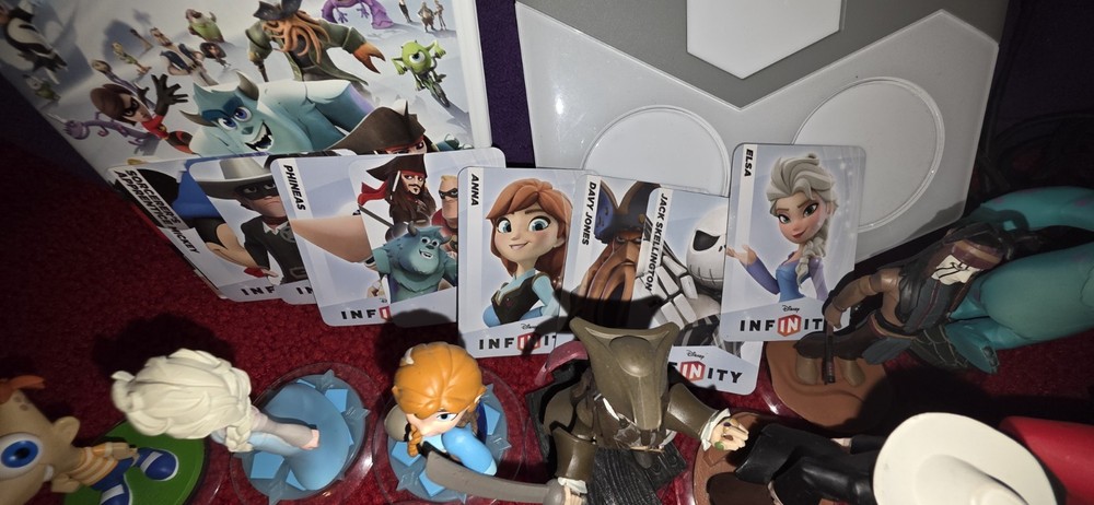 Disney Infinity Wii Bundle Game, Base, Characters, Power Discs, Cards