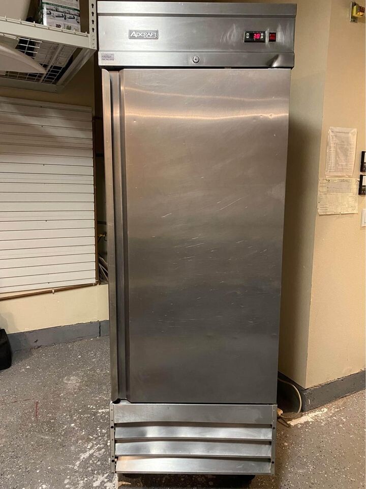 comercial reach in refrigerator