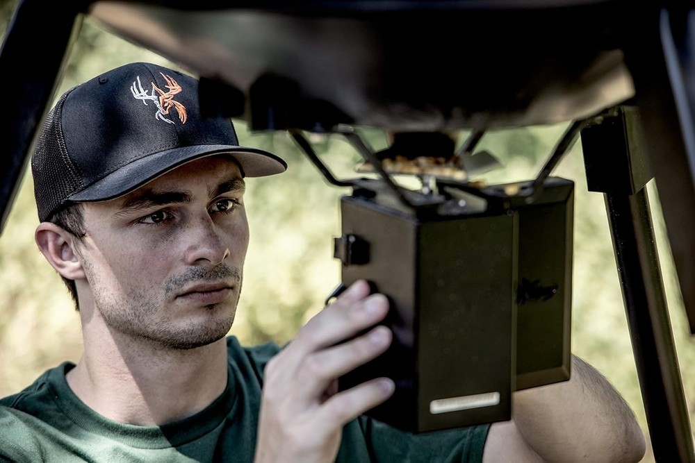 Effortless Setup: Quick-Set 225 lb Game Feeder with Programmable Digital Timer