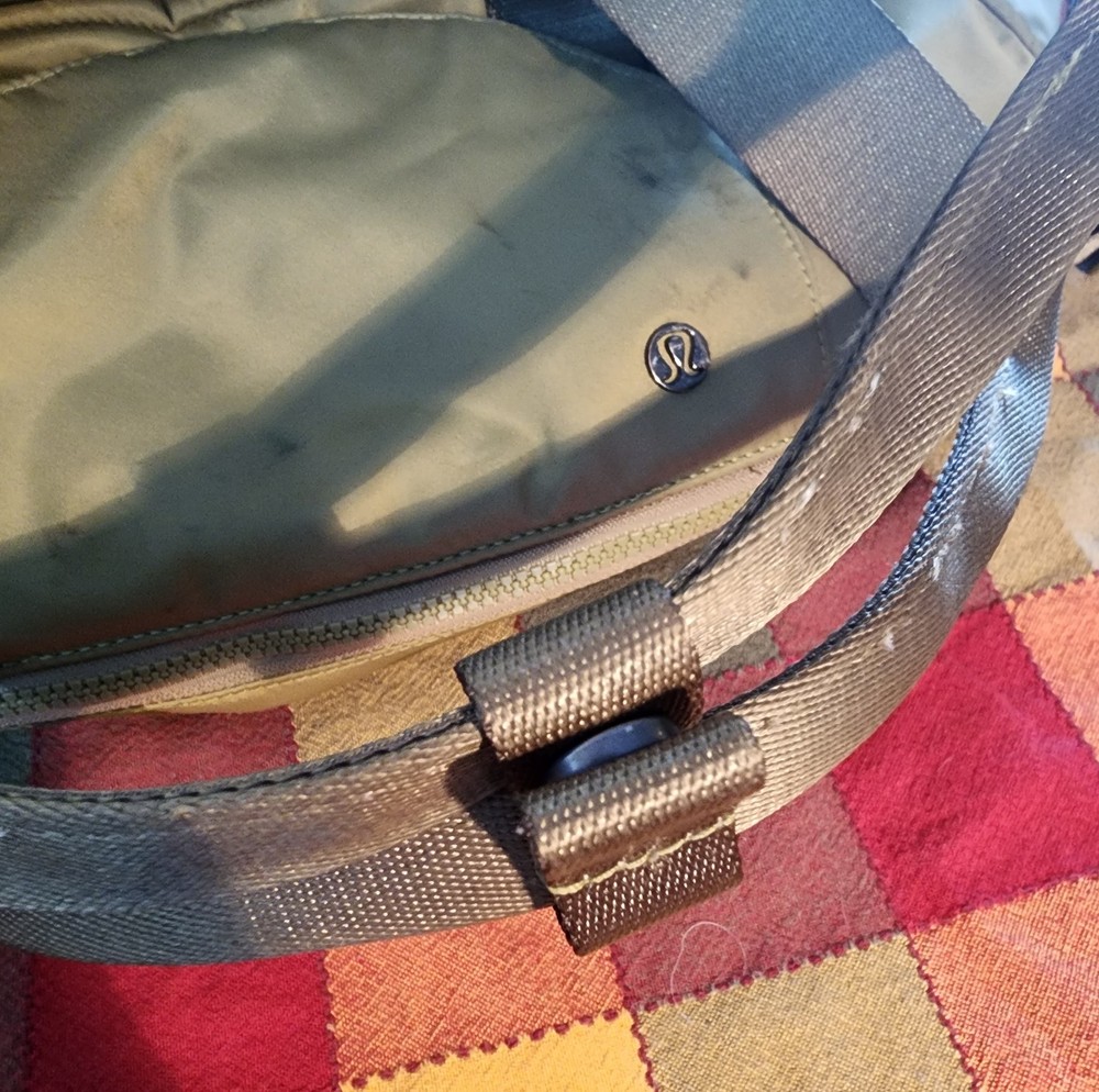 Lululemon Duffel Bag 29L Khaki Green Pre-Owned **NOTE
