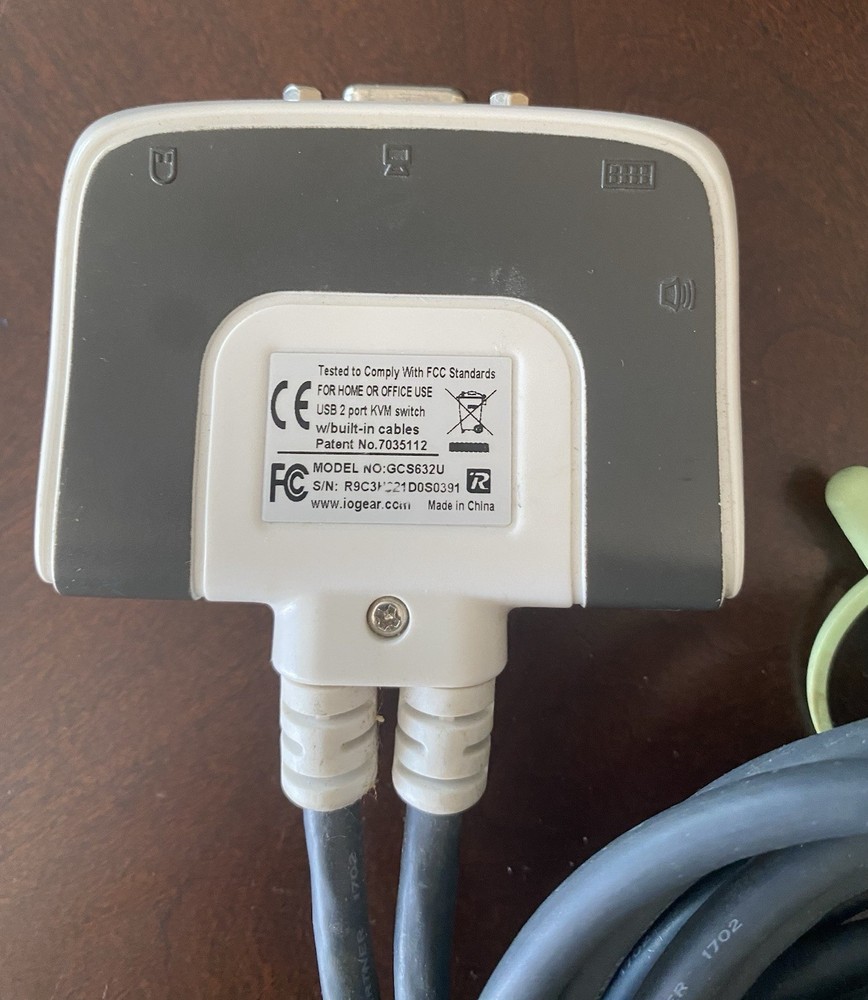 IOGEAR USB 2 port KVM Switch w/built-in Cables - Model GCS632U