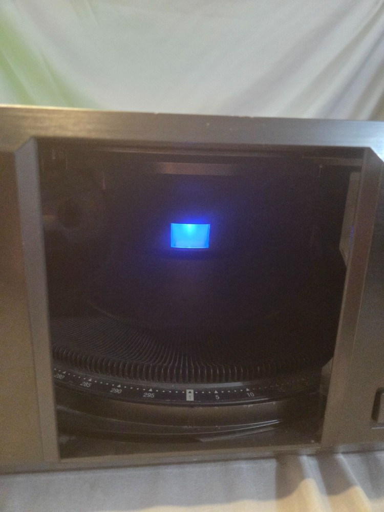 Sony CDP-CX300 Mega Storage 300 Disc CD Player Powers On, Turns