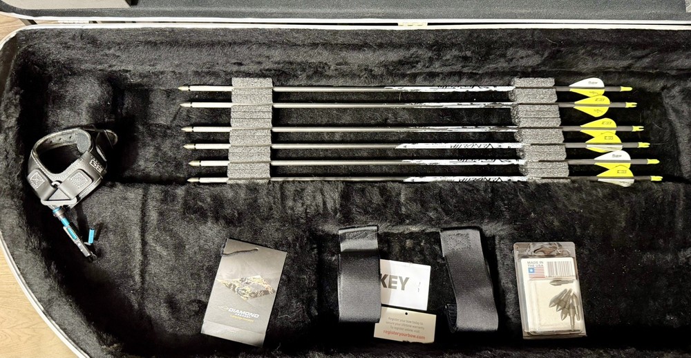 Diamond Carbon Knockout RH 50# Compound Bow R.A.K. Pkg and extras!