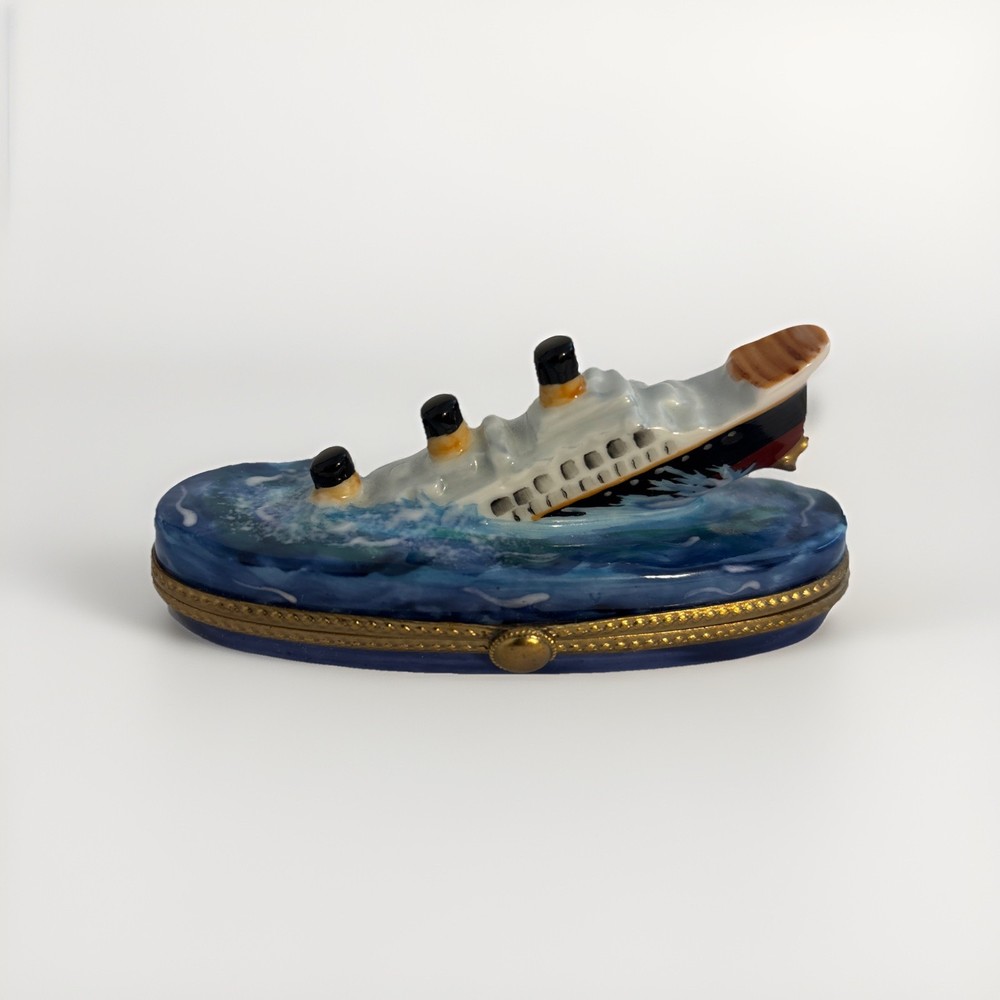 TITANIC SINKING W/LIFE BUOY