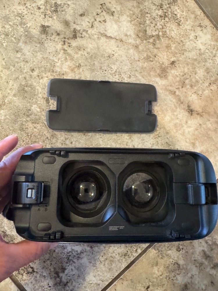 Samsung SMR324 Gear VR headset only no Controller Black Used