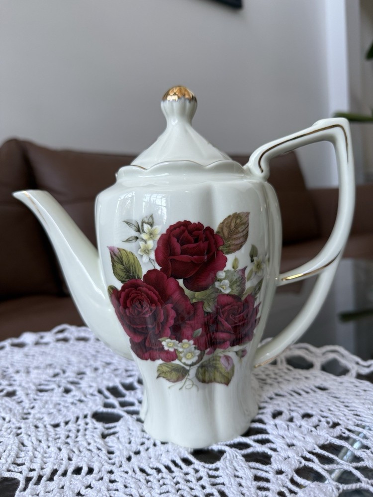 Madison & Max _ Roses Tea Pot