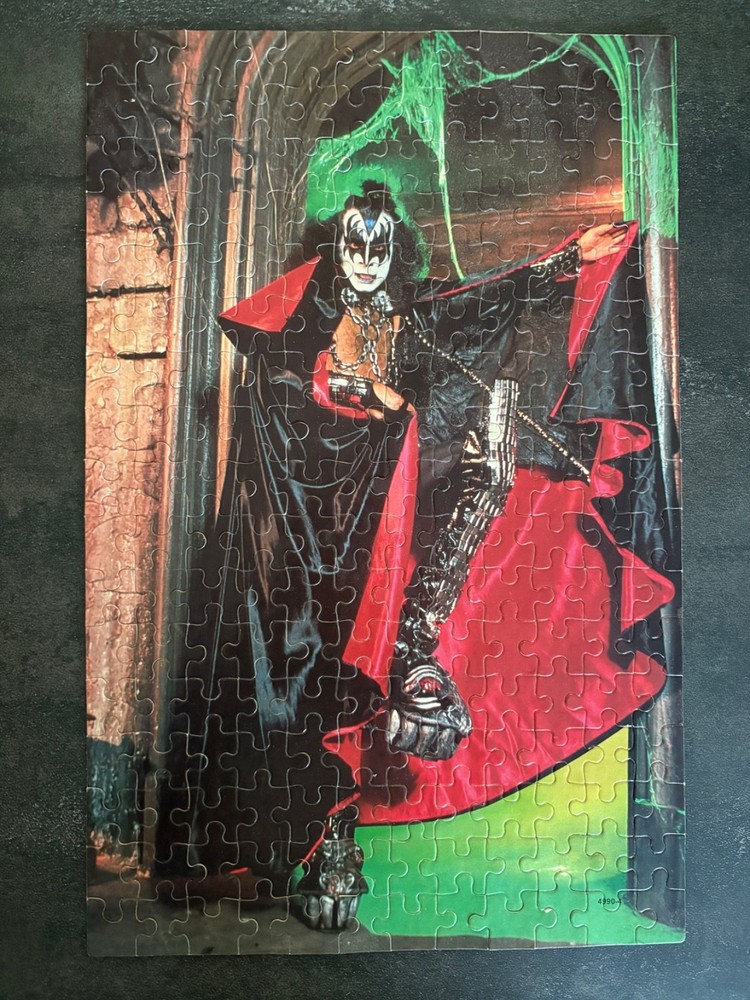 KISS GENE SIMMONS 1978 VINTAGE 200 PIECE JIGSAW PUZZLE - COMPLETE W/ BOX