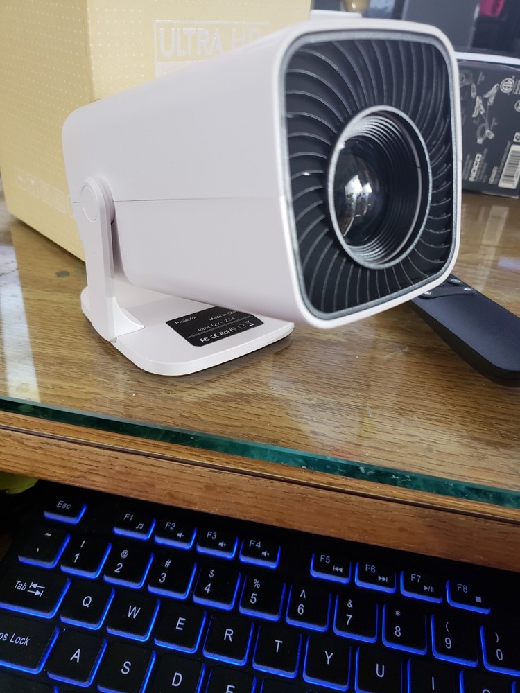 Amazon Basics Sainyer Mini Ultra HD High dynamic Range Projector, new