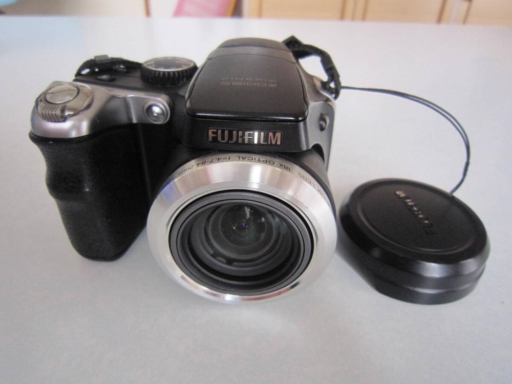 FUJIFILM Digital Camera FINEPIX S8100