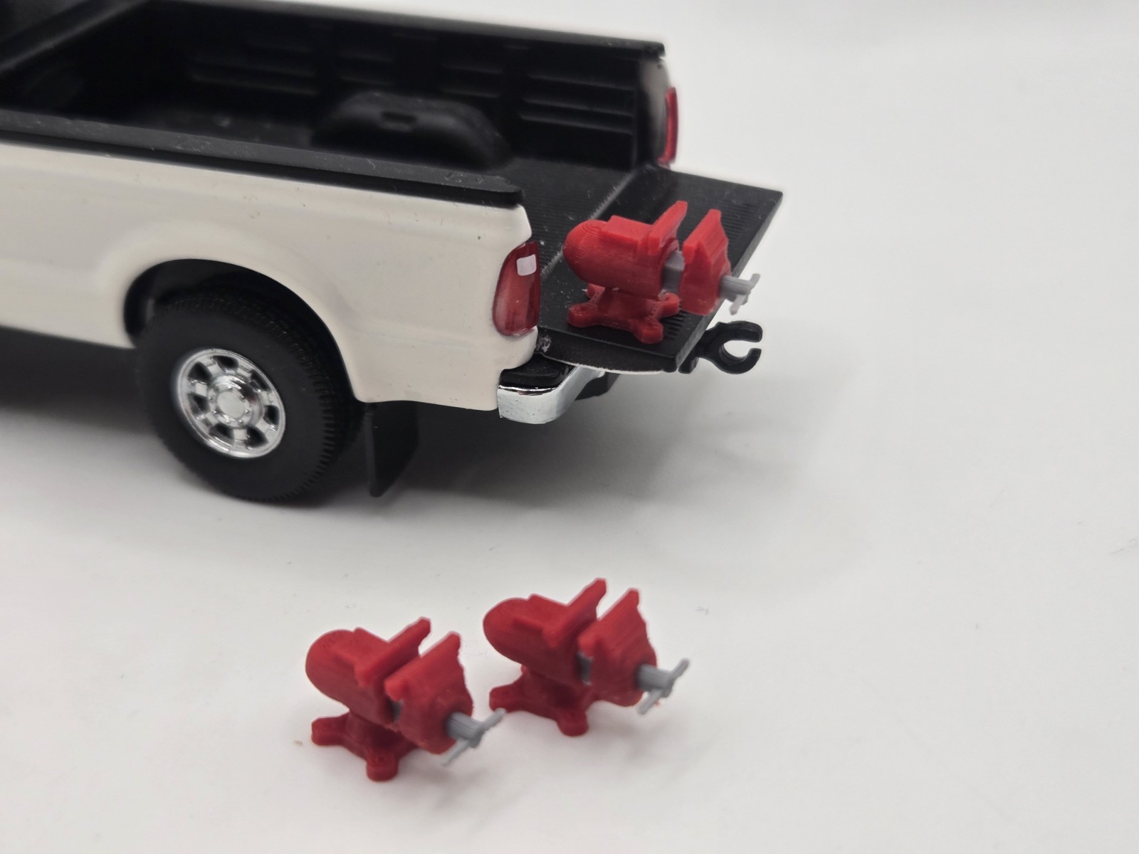1/50 Service Truck/Bench Vice in Red *3 Pack*