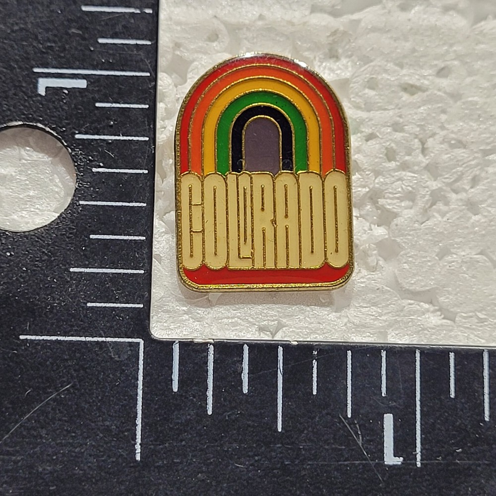 COLORADO RAINBOW HAT LAPEL PIN PIN BACK USED (GG3343)
