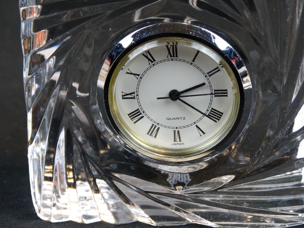 Small Crystal quartz analog clock-desk top