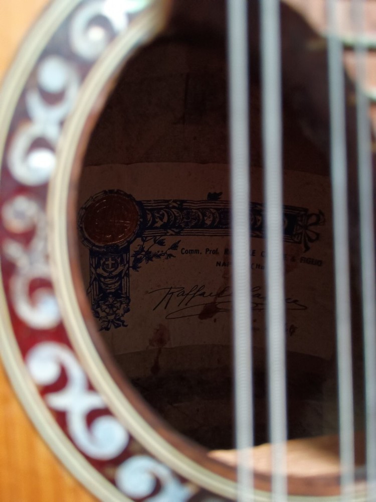 Good condition wooden mandolin 8 strings with hard case