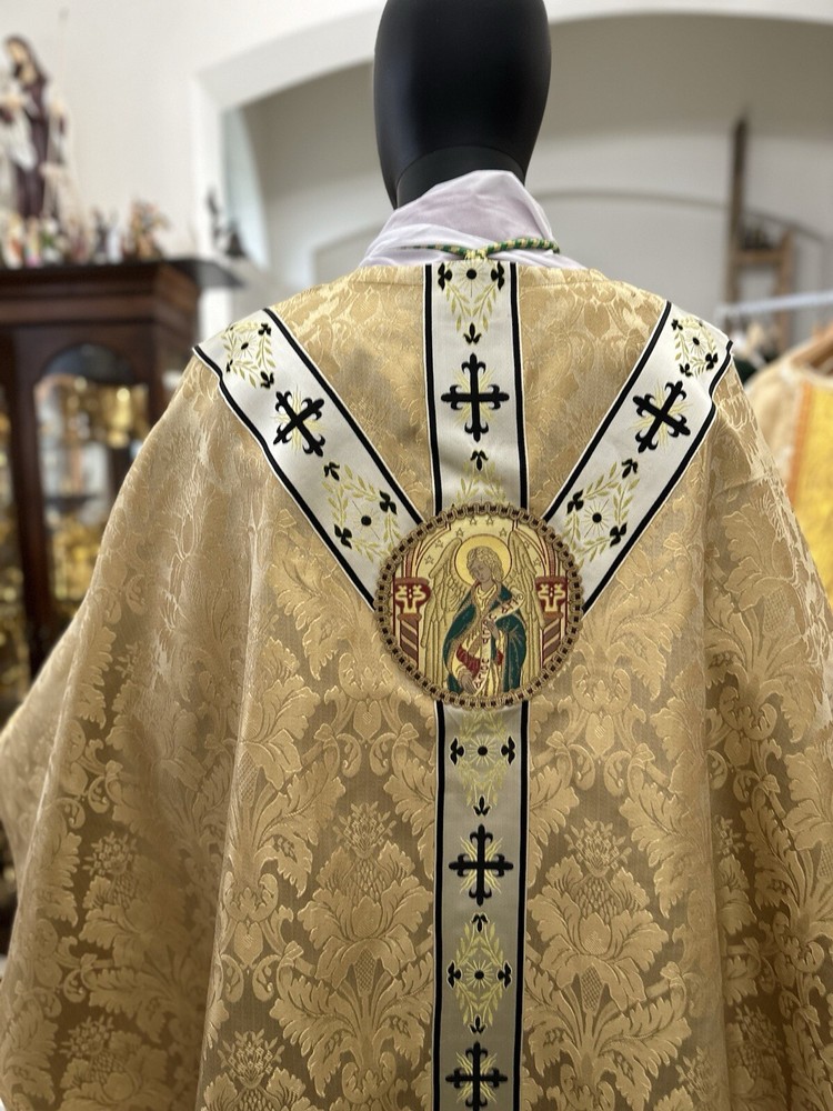 GOLD VESTMENT CHASUBLE & STOLE