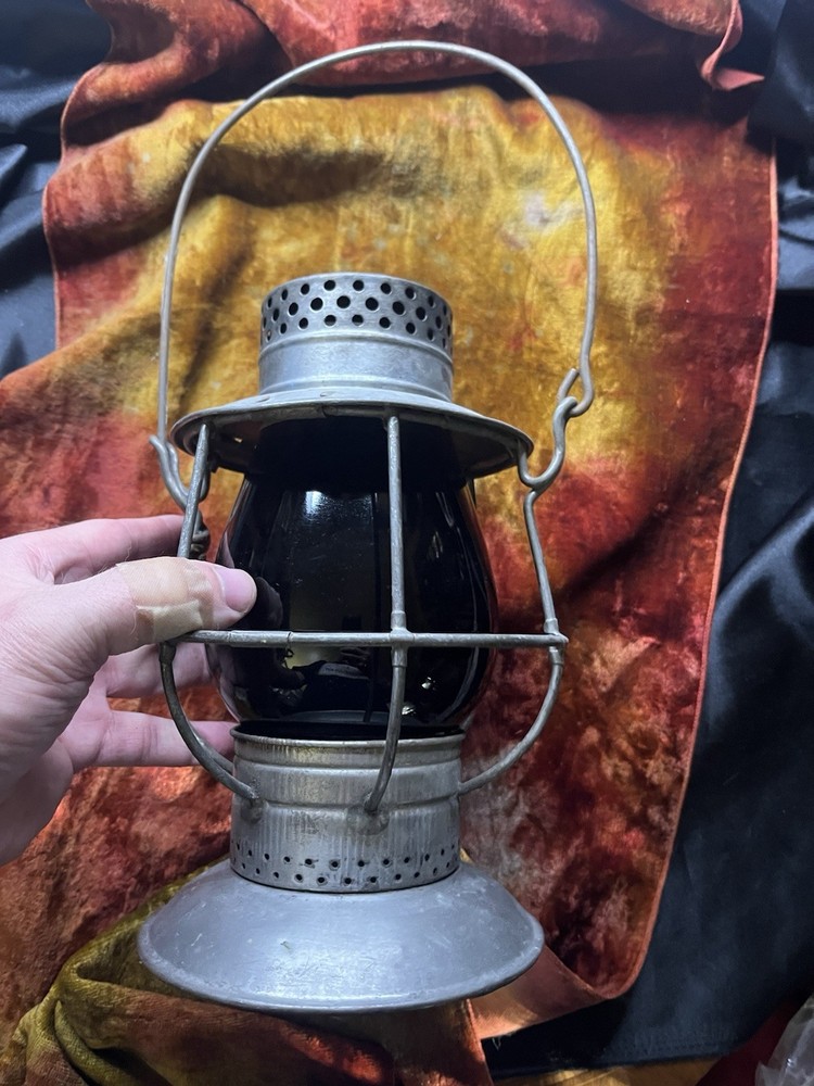 NO 39 DIETZ STANDARD RED RAILROAD LANTERN
