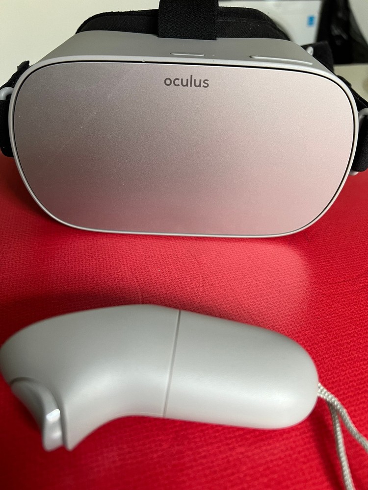Oculus Go with controller - spare strap and foam mask lining - working - reset