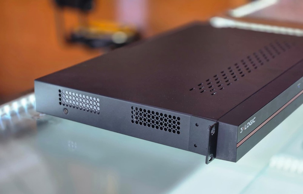 3xLOGIC V250-8-SMBK-4B4D Embedded PoE Server 8-Port Rackmount