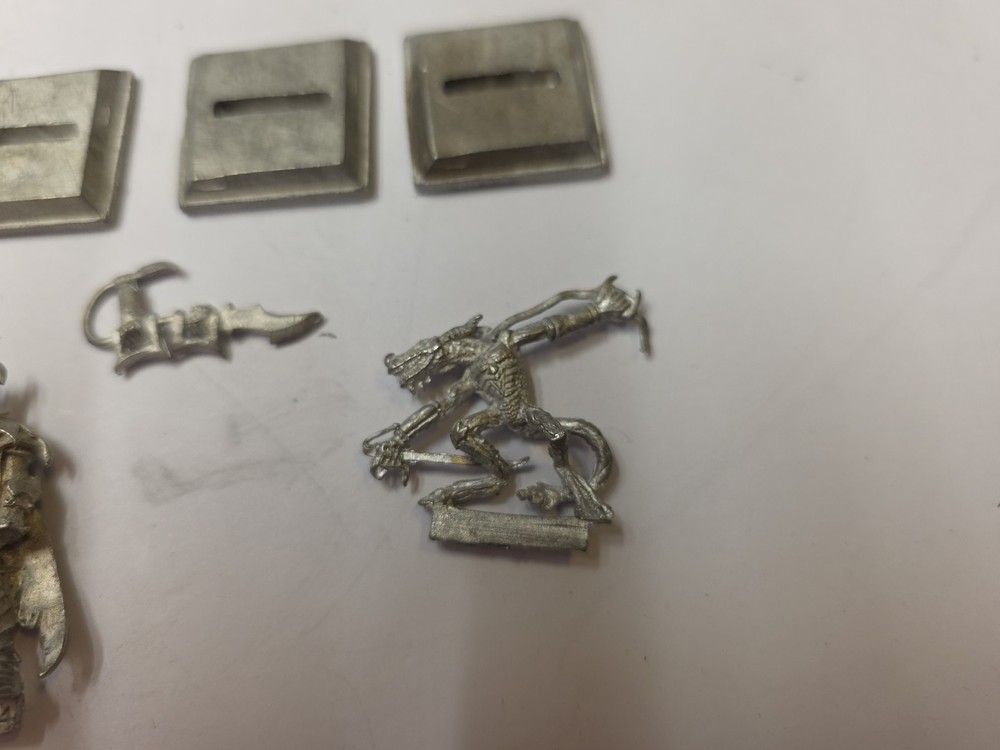 2 Metal Characters 1 Sword 3 Stands