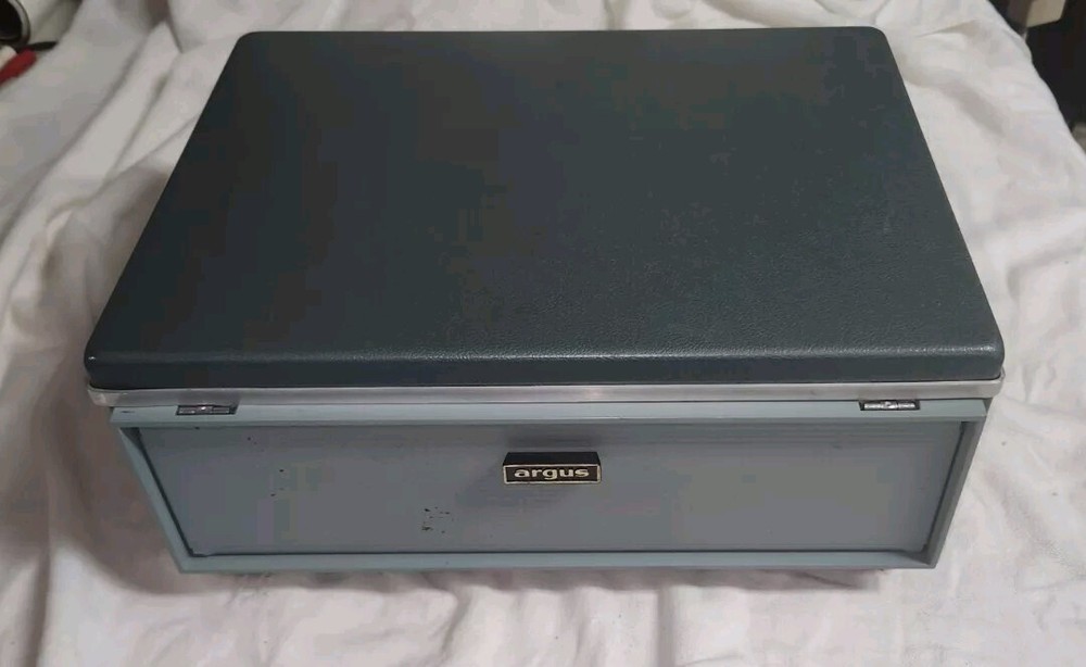 VTG Argus 540 Automatic Slide Projector Powers Up.  Needs light Bulb