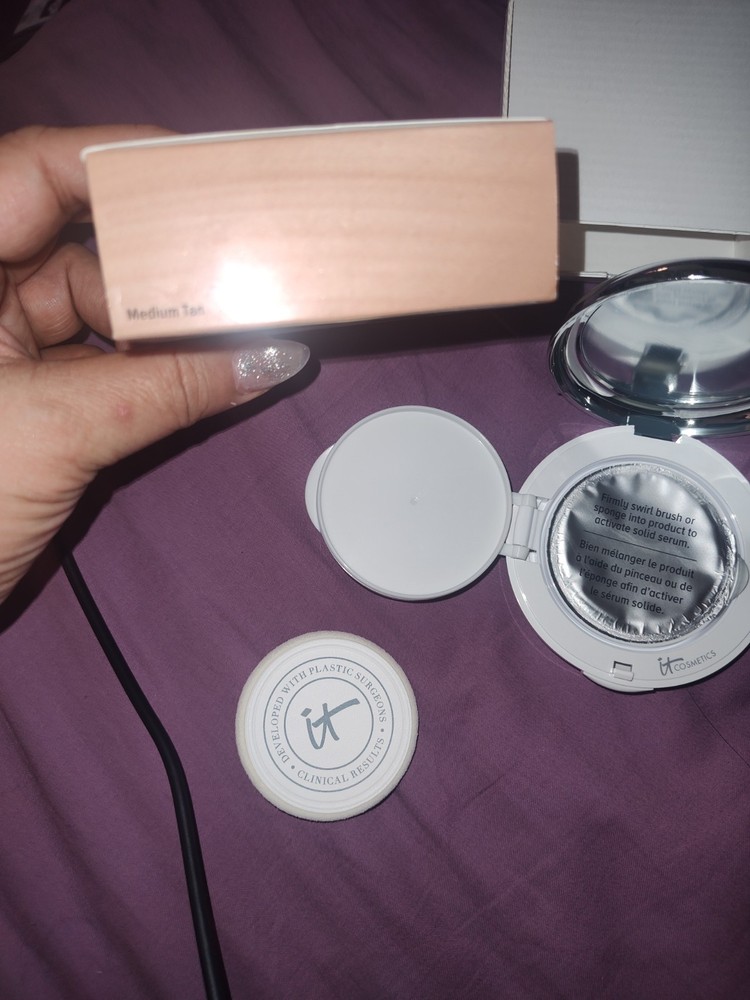 It Confidence In A Compact Shade Medium Tan DISCONTINUED