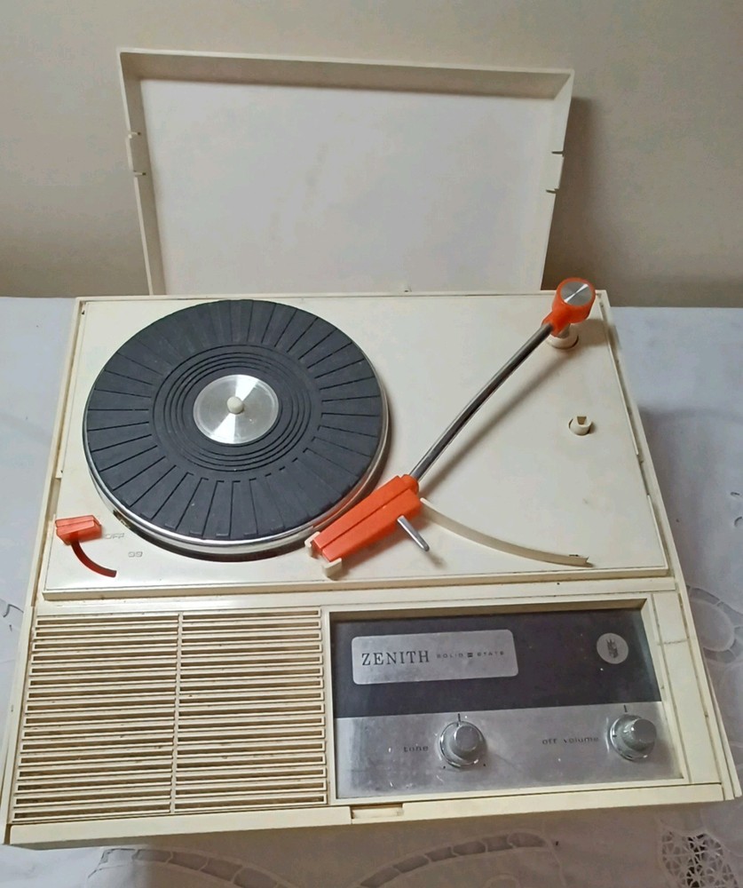 Vintage Zenith Solid State Portable Record Player Model E505F  11 X 11"   AS IS!