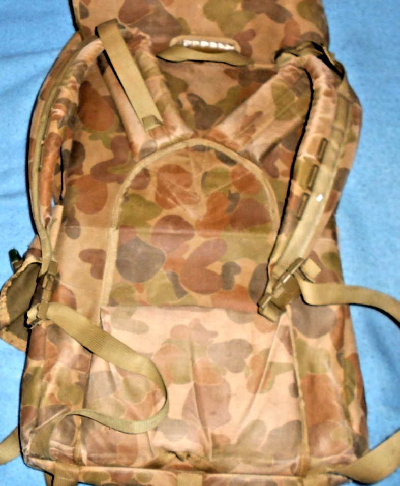AUSTRALIAN ARMY COMBAT CAMMO LARGE BACK PACK W/ SLEEPING BAG POUCH MAP PACK