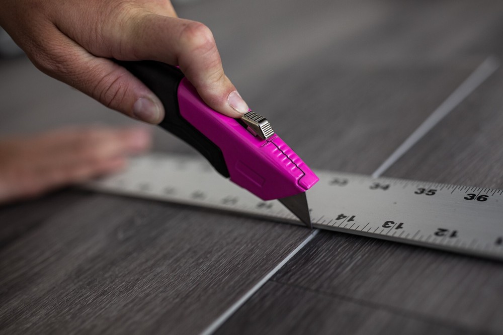 Utility Knife Auto-Loading & Retractable w/ On-Tool Blade Storage, Pink