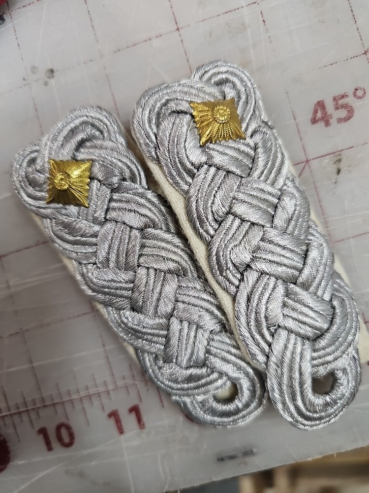 INSIGNIA SHOULDER BOARD – GENERAL – GERMAN ARMY Silver On White