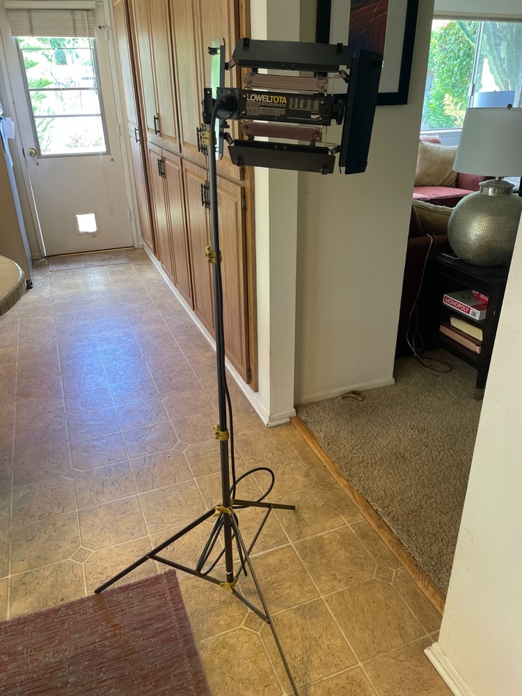 Lowel light stand