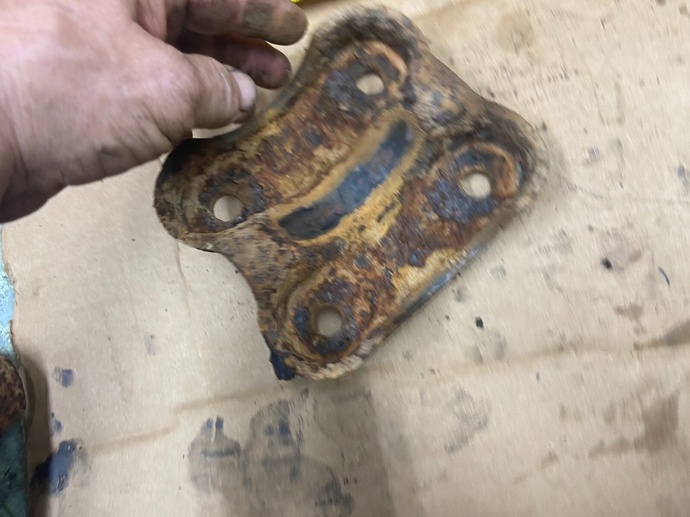 1996-1999 GMC EX.CAB REAR LEAF SPRING SADDLE