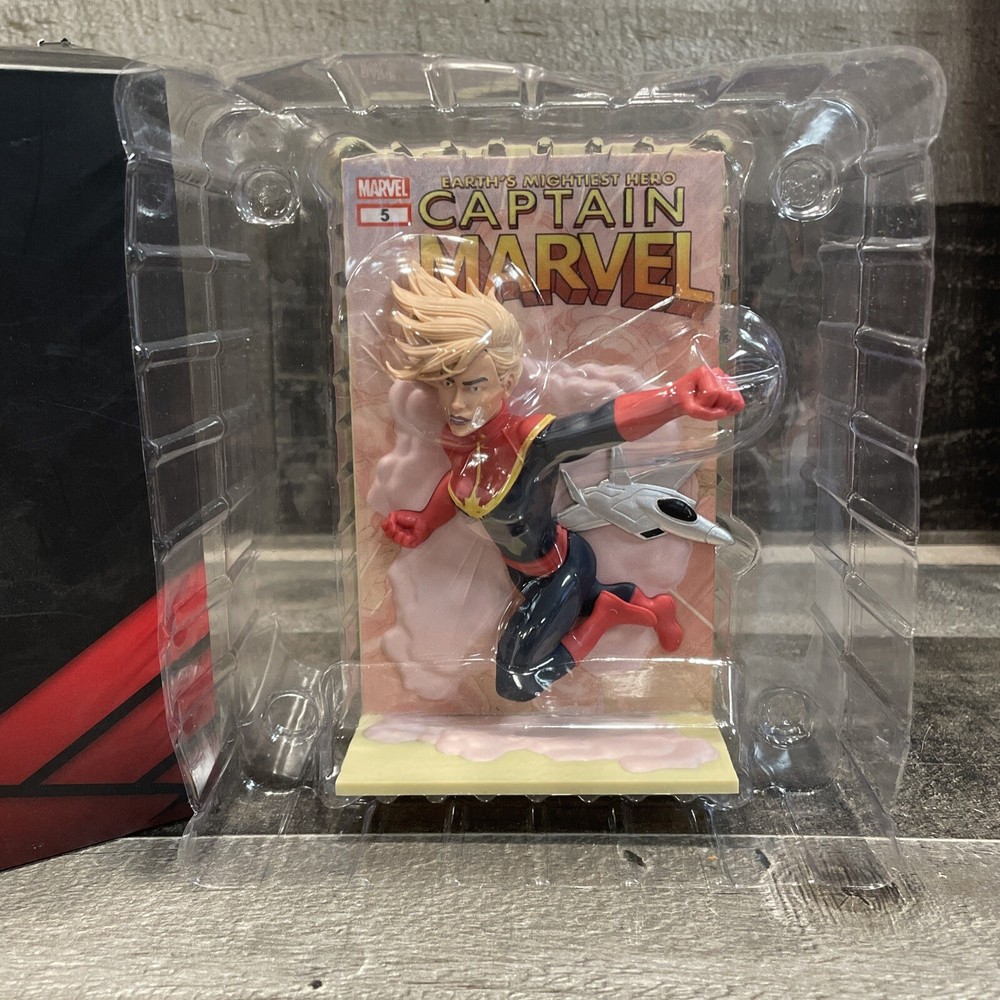 CAPTAIN MARVEL Marvel 3D Comic Standee Loot Crate Exclusive Open Box