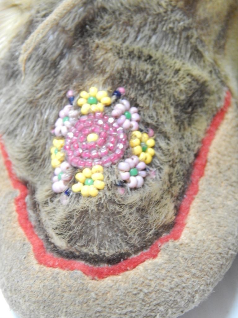 VINTAGE ALASKAN ESKIMO BEADED HI TOP MUKLIK CHILD SIZE MOCCASINS - CLEAN + NICE