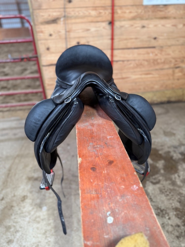 WOW dressage saddle