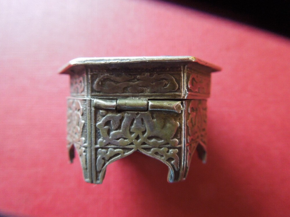 J2663 ANTIQUE MIDDLE EAST MINIATURE TABLE SNUFF BOX SOLID SILVER SEE