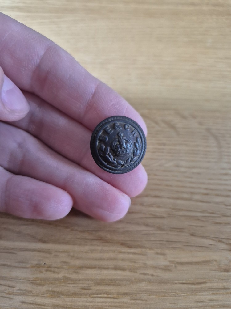 Railwayana SOUTH EASTERN & CHATHAM RAILWAY UNIFORM BUTTON